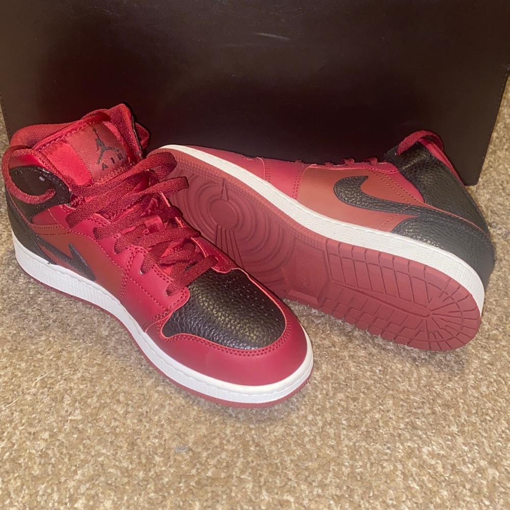 Jordan 1’s “Team Red Black” retro mid GS